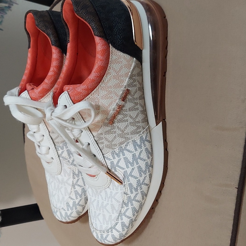 Michael Kors Sneakers, 8.5 MK Logo, Leather, Rose Gold Accents - Picture 4 of 14